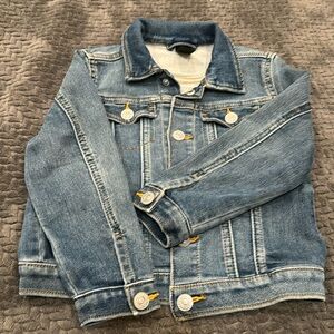 H&M kids jean jacket, boy 4T-5T (runs small), soft, great condition.